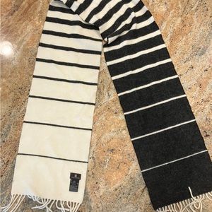 Tommy Hilfiger winter scarf, beautiful 70” x 10”